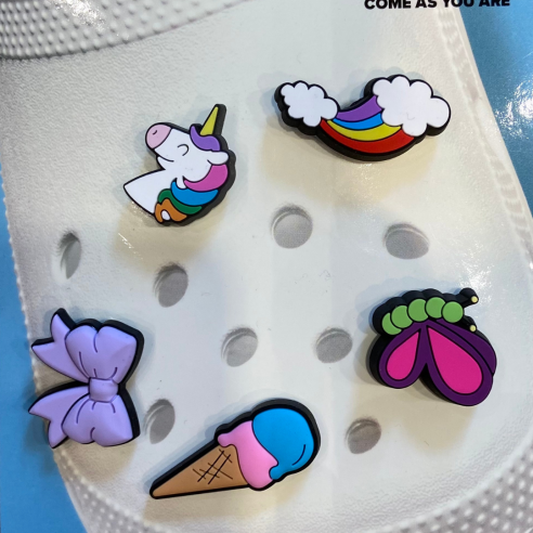 CROCS JIBBITZ YOUNG GIRL CARTOONS 5 PACK